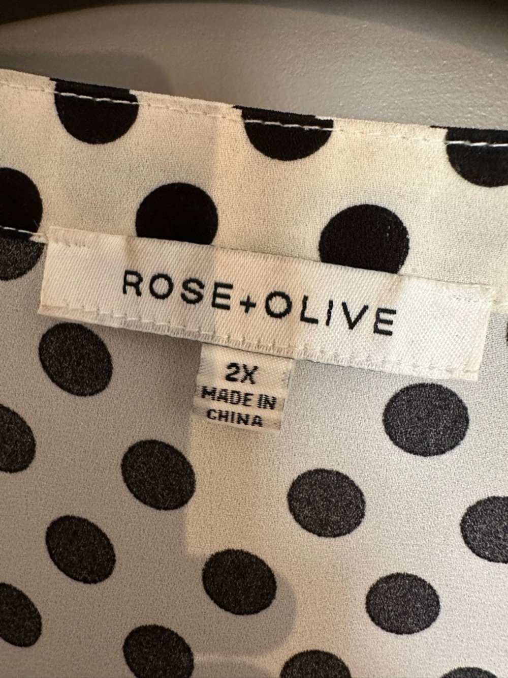 Rose & Olive Plus size 2x Polka Dot V-Neck Blouse Ivory Black - Picture 3 of 5